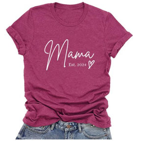 Camiseta Mom Life 2024 – Confortável e Cheia de Amor - RC Urban WearCamiseta Mom Life 2024 – Confortável e Cheia de AmorCamiseta Mom Life 2024 – Confortável e Cheia de Amor