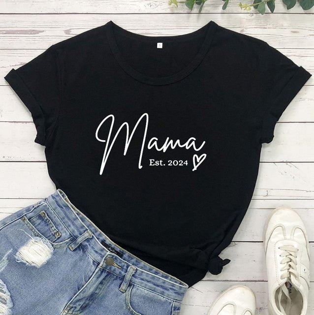 Camiseta Mom Life 2024 – Confortável e Cheia de Amor - RC Urban WearCamiseta Mom Life 2024 – Confortável e Cheia de AmorCamiseta Mom Life 2024 – Confortável e Cheia de Amor