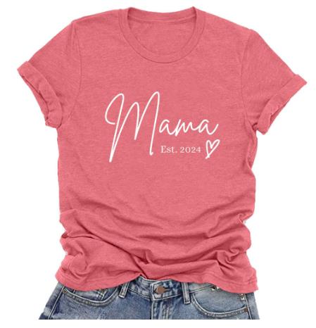 Camiseta Mom Life 2024 – Confortável e Cheia de Amor - RC Urban WearCamiseta Mom Life 2024 – Confortável e Cheia de AmorCamiseta Mom Life 2024 – Confortável e Cheia de Amor