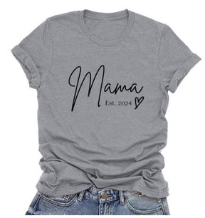 Camiseta Mom Life 2024 – Confortável e Cheia de Amor - RC Urban WearCamiseta Mom Life 2024 – Confortável e Cheia de AmorCamiseta Mom Life 2024 – Confortável e Cheia de Amor